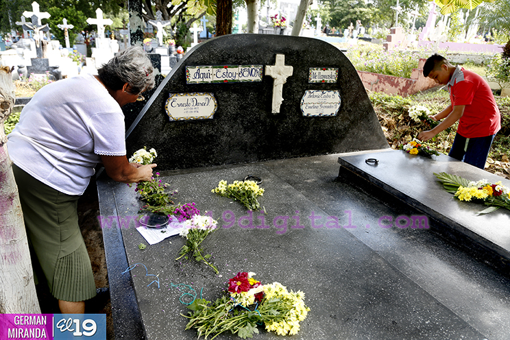 Capitalinos conmemoran el Día de los Fieles Difuntos
