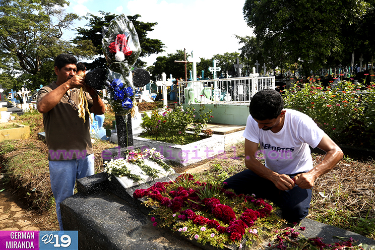 Capitalinos conmemoran el Día de los Fieles Difuntos