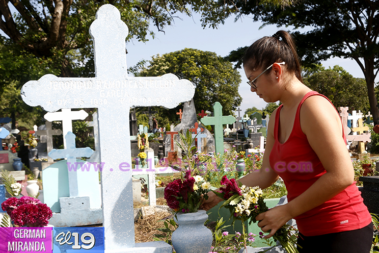 Capitalinos conmemoran el Día de los Fieles Difuntos