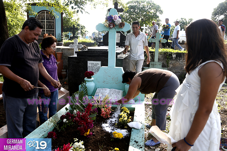 Capitalinos conmemoran el Día de los Fieles Difuntos