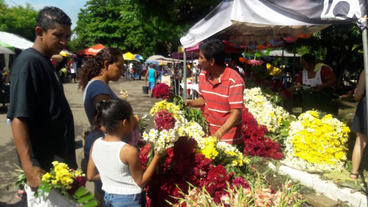 Chinandeganos visitan a sus fieles difuntos