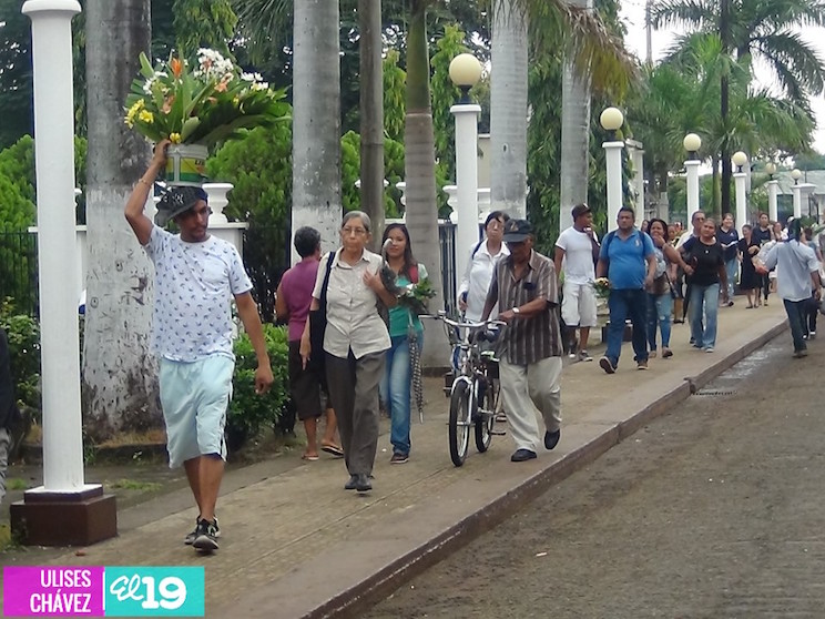Granadinos visitan el Cementerio de Granada en Conmemoración del Día de los Fieles Difuntos