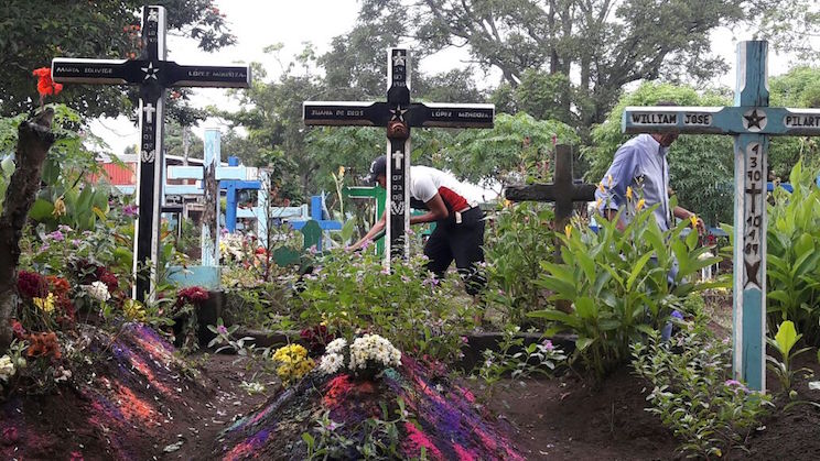 Masaya: Un Jardín de Flores para los fieles Difuntos