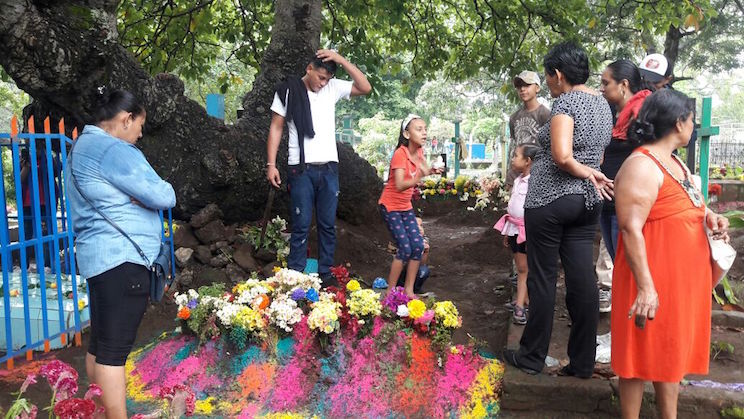 Masaya: Un Jardín de Flores para los fieles Difuntos