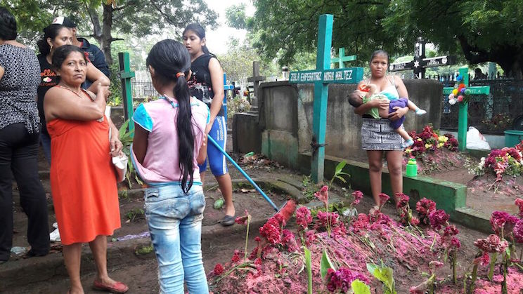Masaya: Un Jardín de Flores para los fieles Difuntos