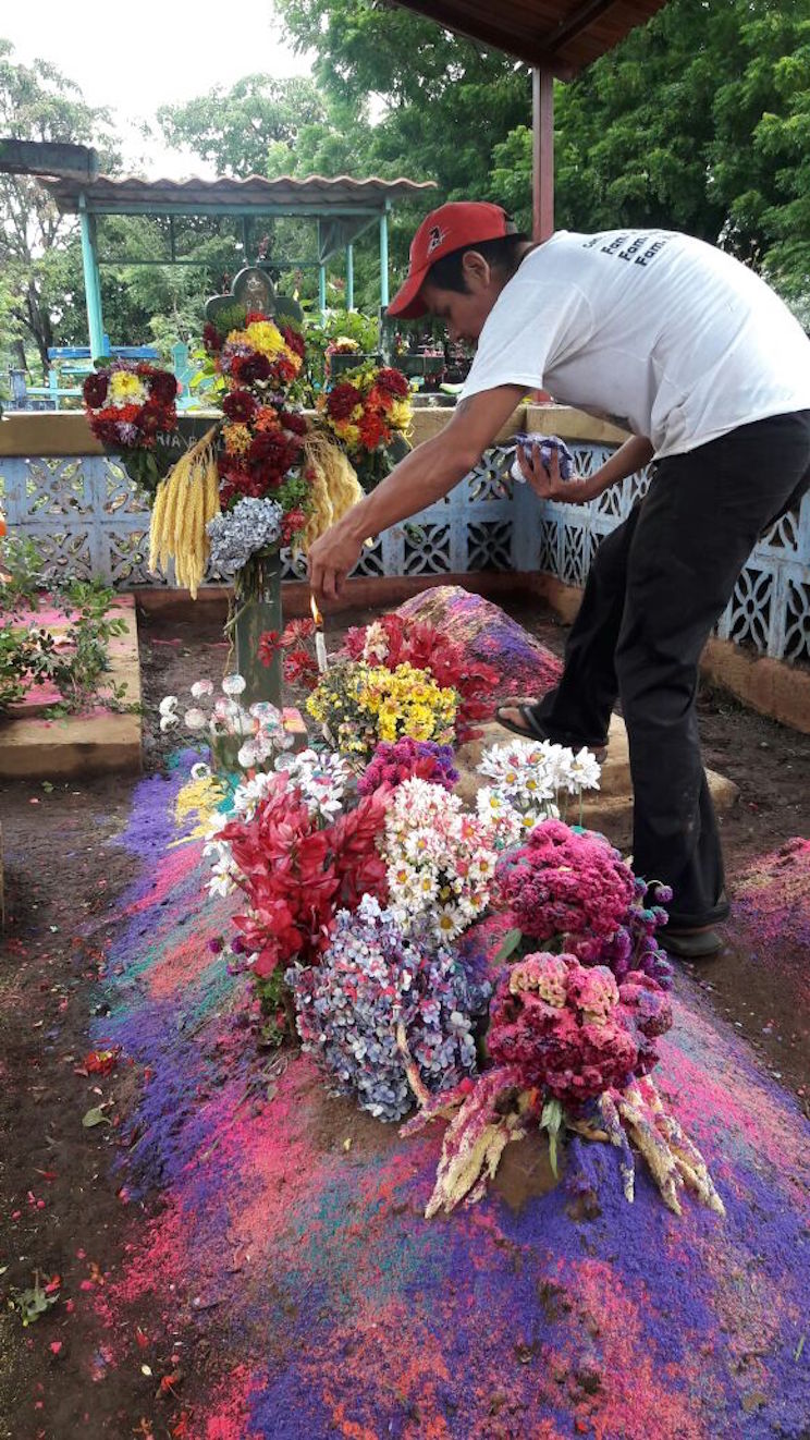 Masaya: Un Jardín de Flores para los fieles Difuntos