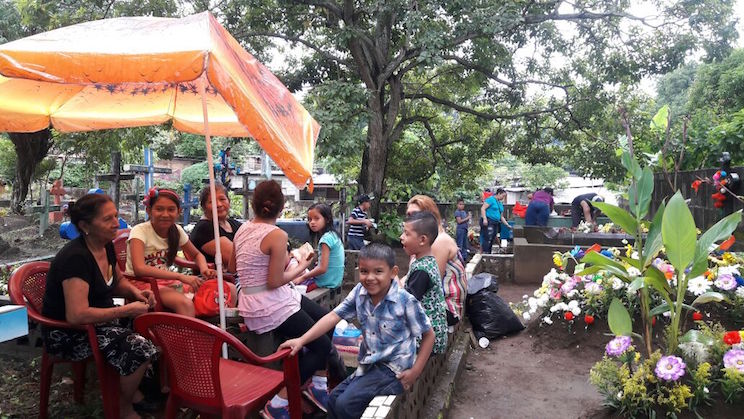 Masaya: Un Jardín de Flores para los fieles Difuntos
