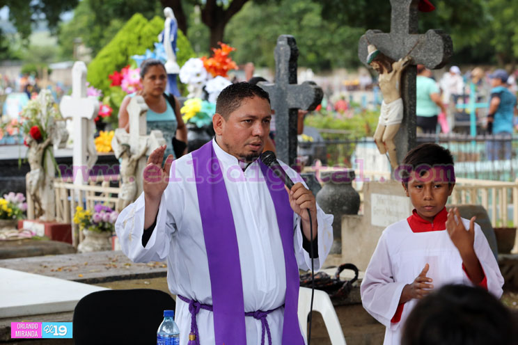 Ofrecen misa por el eterno descanso de los fieles difuntos