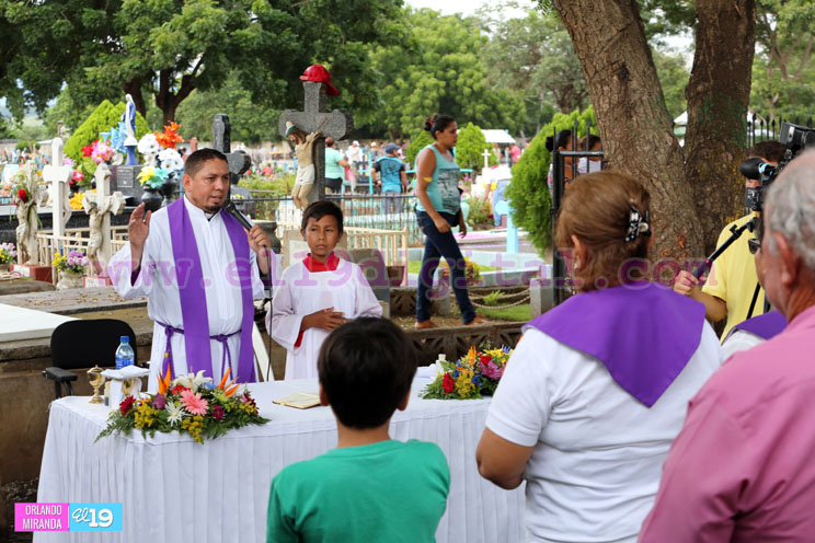 Ofrecen misa por el eterno descanso de los fieles difuntos