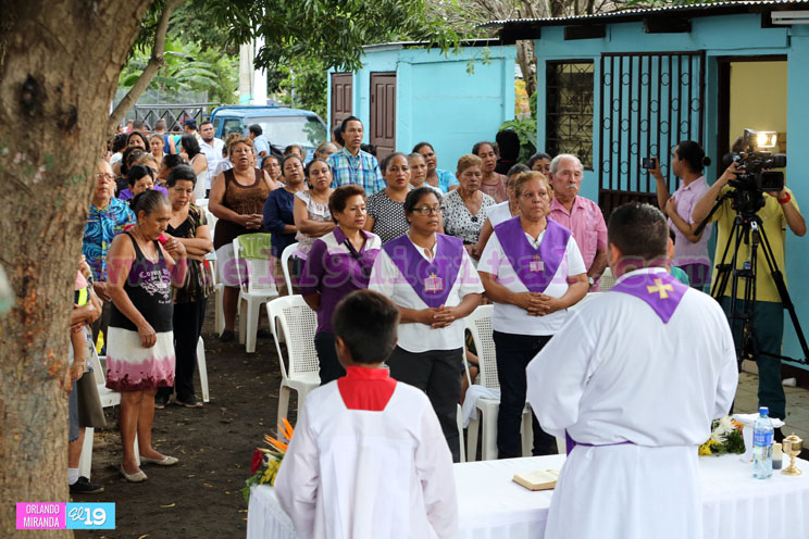 Ofrecen misa por el eterno descanso de los fieles difuntos
