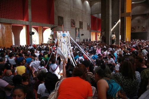 Culminan actos de Semana Santa con subida de la imagen de la Sangre de Cristo