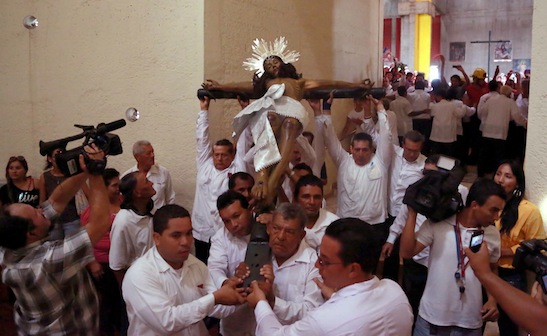 Culminan actos de Semana Santa con subida de la imagen de la Sangre de Cristo