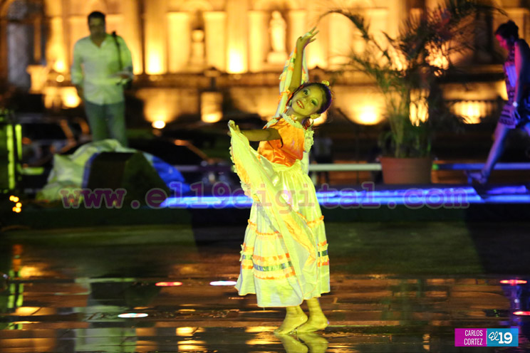 Cultura y tradición es disfrutada por las familias en la Plaza 22 de agosto