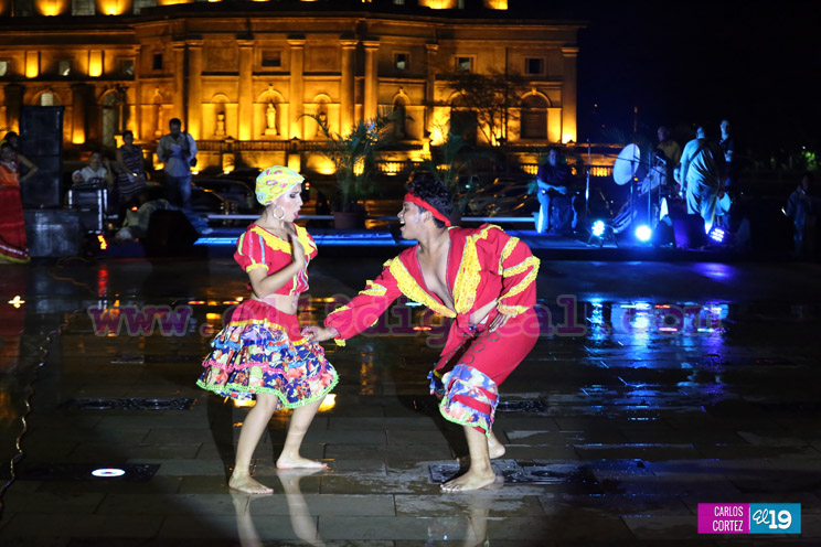 Cultura y tradición es disfrutada por las familias en la Plaza 22 de agosto