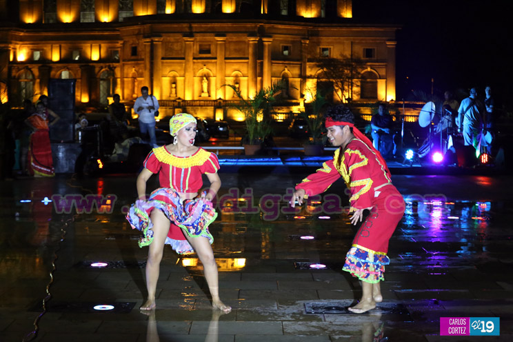 Cultura y tradición es disfrutada por las familias en la Plaza 22 de agosto