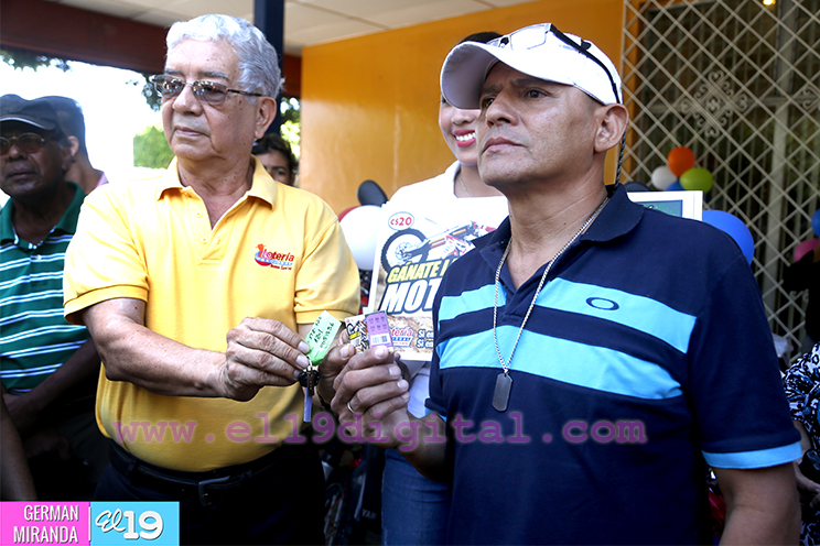 Lotería Nacional entrega cuatro premios de su juego “Gánate La Moto”