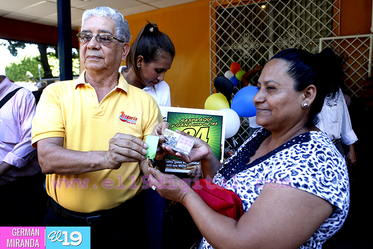 Lotería Nacional entrega cuatro premios de su juego “Gánate La Moto”