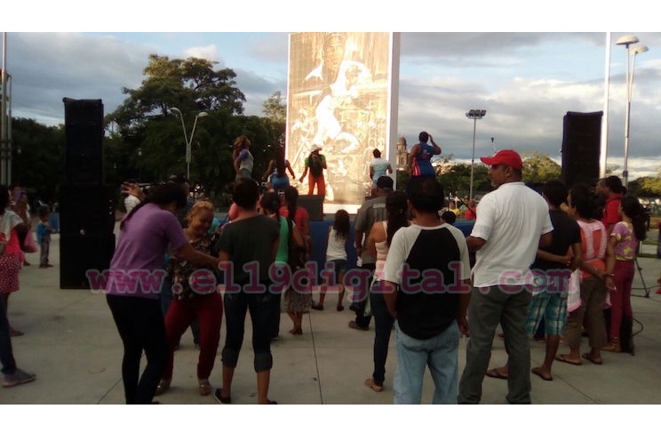 Tarde de juguetes, piñata, concursos y chicha en la Avenida de Bolívar a Chávez