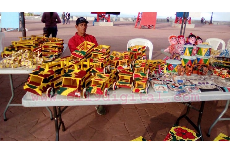 Tarde de juguetes, piñata, concursos y chicha en la Avenida de Bolívar a Chávez