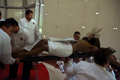Culminan actos de Semana Santa con subida de la imagen de la Sangre de Cristo