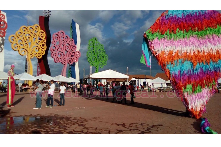 Tarde de juguetes, piñata, concursos y chicha en la Avenida de Bolívar a Chávez