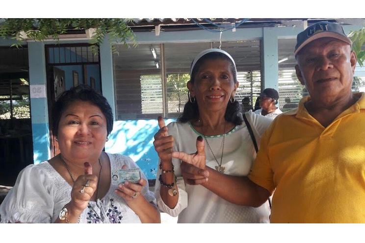 Alcalde de Vara de Monimbó ejerce derecho al voto