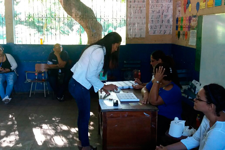 Rivenses participan del Proceso Electoral en calma y civismo
