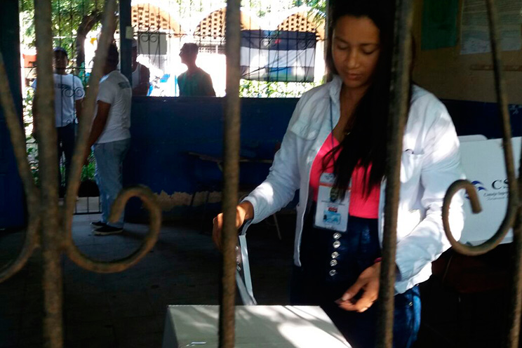 Rivenses participan del Proceso Electoral en calma y civismo