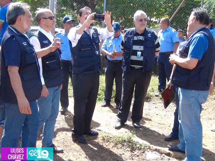 Granadinos acuden a las urnas a depositar su voto
