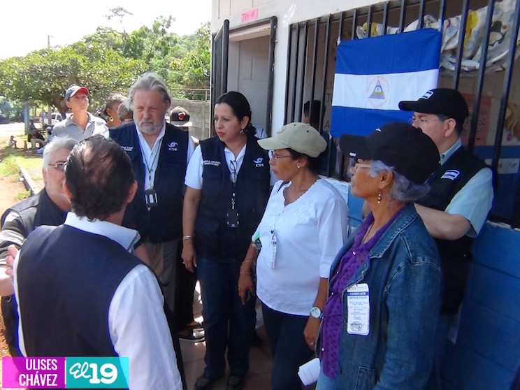 Granadinos acuden a las urnas a depositar su voto