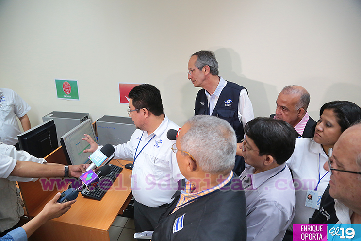 ⁠⁠⁠Invitados y expertos electorales visitan Centro de Cómputos del CSE