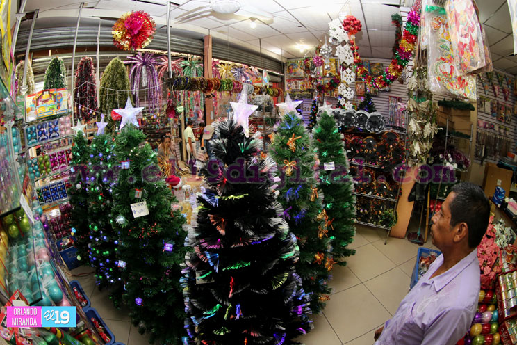 Mercado Oriental lleno de artículos navideños