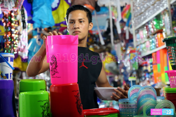 Mercado Oriental lleno de artículos navideños