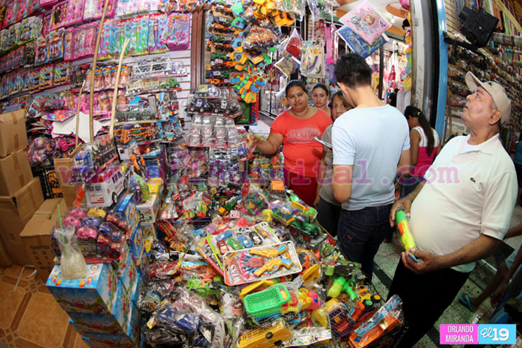 Mercado Oriental lleno de artículos navideños