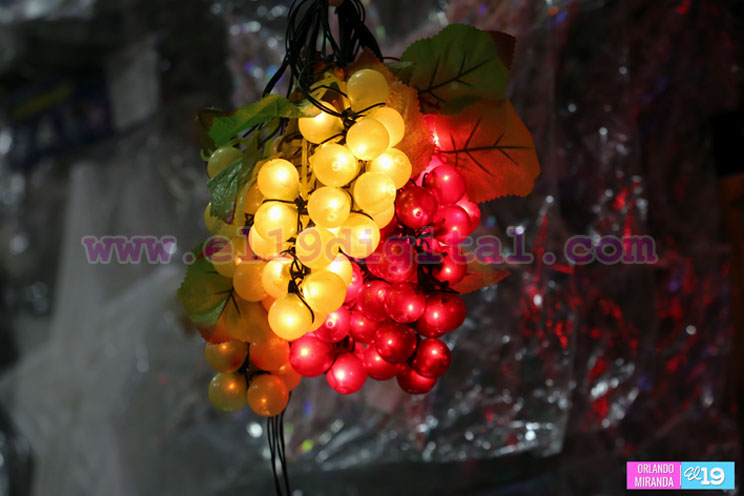 Mercado Oriental lleno de artículos navideños
