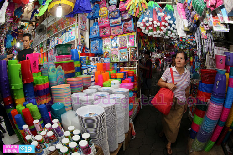 Mercado Oriental lleno de artículos navideños