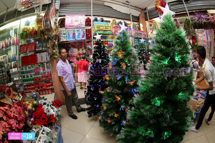 Mercado Oriental lleno de artículos navideños