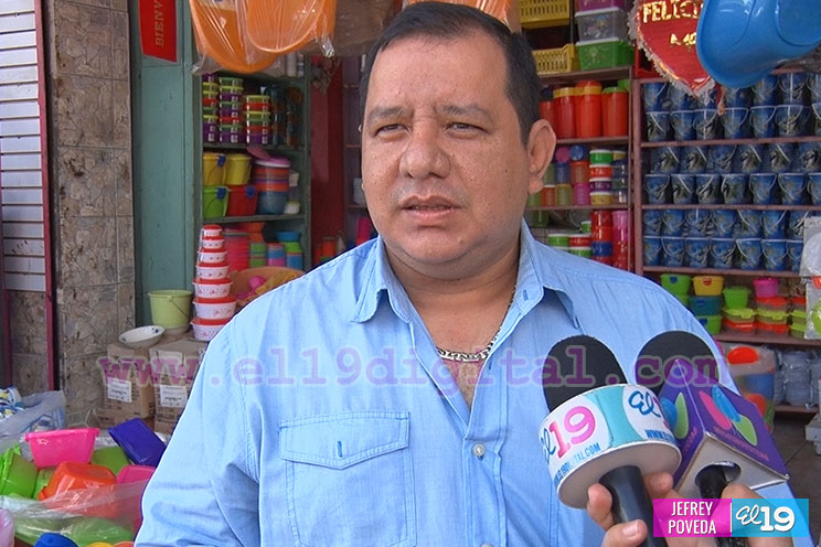 Mercado oriental abastecido de artículos para la Purísima