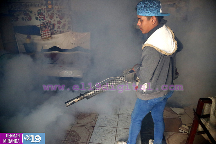Jornada de fumigación llega al barrio Enrique Smith