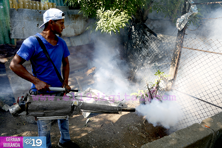 Jornada de fumigación llega al barrio Enrique Smith
