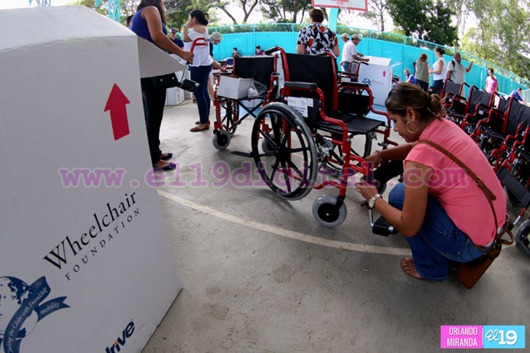 Club Rotario entrega sillas de ruedas a personas con discapacidad