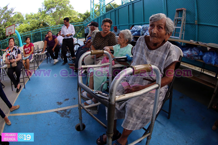 Club Rotario entrega sillas de ruedas a personas con discapacidad