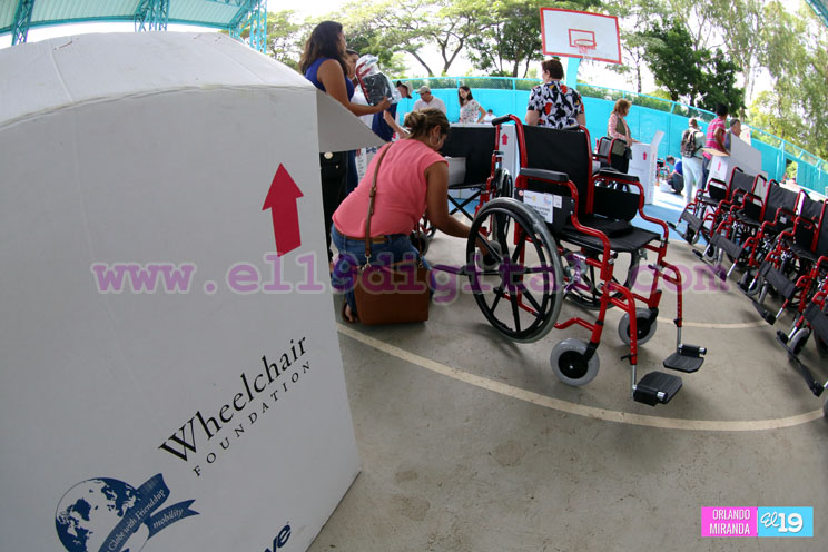Club Rotario entrega sillas de ruedas a personas con discapacidad