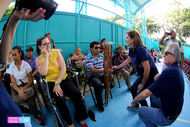 Club Rotario entrega sillas de ruedas a personas con discapacidad
