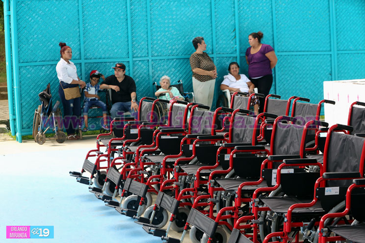 Club Rotario entrega sillas de ruedas a personas con discapacidad