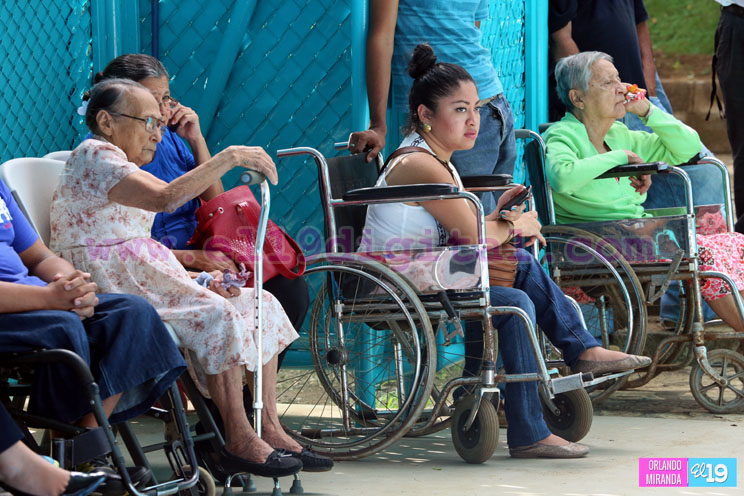 Club Rotario entrega sillas de ruedas a personas con discapacidad