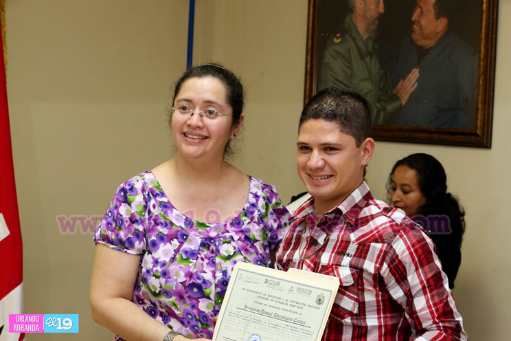 Mined certifica a docentes y estudiantes que aprobaron cursos en línea