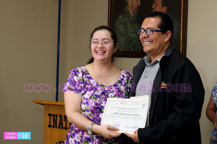 Mined certifica a docentes y estudiantes que aprobaron cursos en línea