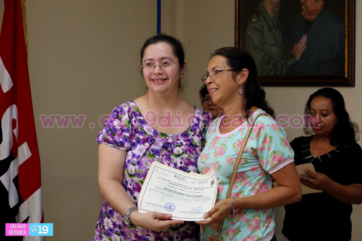 Mined certifica a docentes y estudiantes que aprobaron cursos en línea