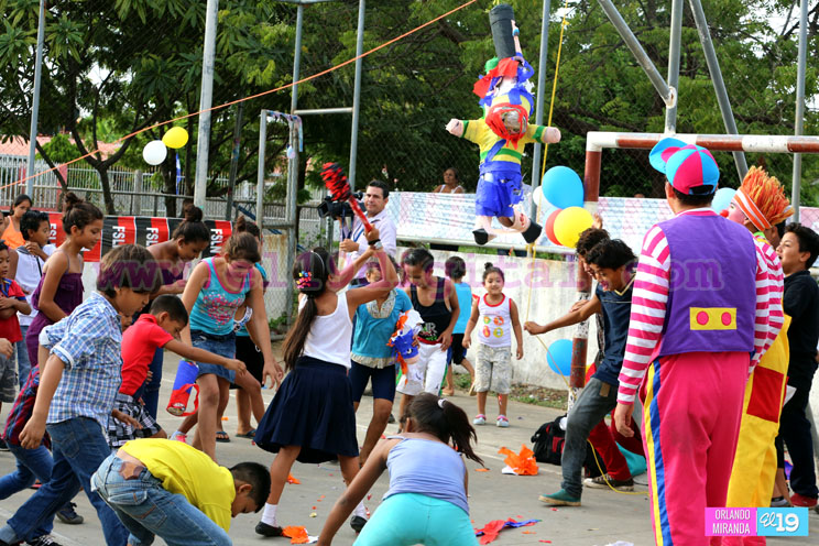 Niñ@s del Reparto Simón Bolívar celebran a lo grande el cumpleaños del Comandante